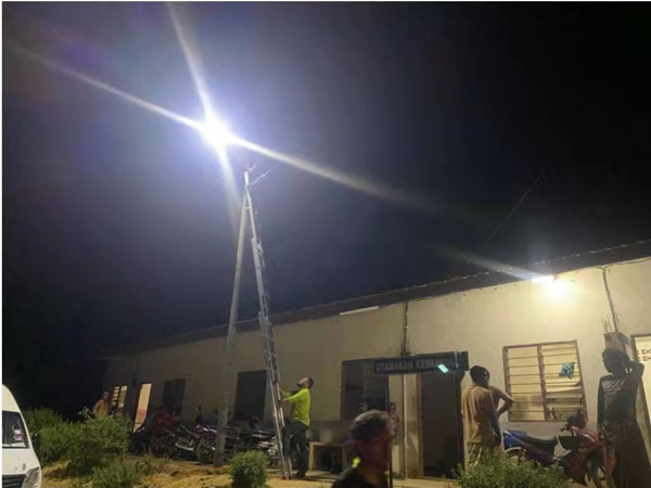 60W alle in einem in Malaysia installierten Solar Street Light installiert